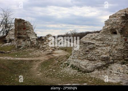 REGION IVANO-FRANKIWSK, UKRAINE - Ruinen der Burg Halytskyi, ein architektonisches Denkmal von nationaler Bedeutung, Halych, Region Ivano-Frankiwsk, Westukraine. Stockfoto