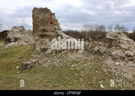 REGION IVANO-FRANKIWSK, UKRAINE - Ruinen der Burg Halytskyi, ein architektonisches Denkmal von nationaler Bedeutung, Halych, Region Ivano-Frankiwsk, Westukraine. Stockfoto