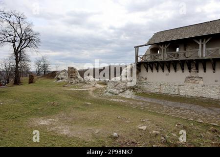 REGION IVANO-FRANKIWSK, UKRAINE - Ruinen der Burg Halytskyi, ein architektonisches Denkmal von nationaler Bedeutung, Halych, Region Ivano-Frankiwsk, Westukraine. Stockfoto