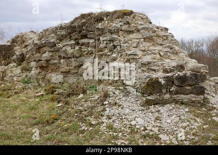 REGION IVANO-FRANKIWSK, UKRAINE - Ruinen der Burg Halytskyi, ein architektonisches Denkmal von nationaler Bedeutung, Halych, Region Ivano-Frankiwsk, Westukraine. Stockfoto