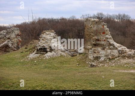 REGION IVANO-FRANKIWSK, UKRAINE - Ruinen der Burg Halytskyi, ein architektonisches Denkmal von nationaler Bedeutung, Halych, Region Ivano-Frankiwsk, Westukraine. Stockfoto