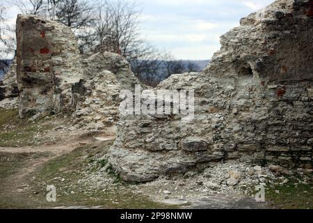 REGION IVANO-FRANKIWSK, UKRAINE - Ruinen der Burg Halytskyi, ein architektonisches Denkmal von nationaler Bedeutung, Halych, Region Ivano-Frankiwsk, Westukraine. Stockfoto