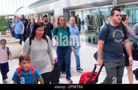 Orlando, Florida, USA. 10. März 2023. Während der geschäftigen Frühlingsferien in Orlando machen sich Reisende auf den Weg durch den internationalen Flughafen von Orlando. Für die Frühjahrsferien von dieser Woche bis zum 18. April werden voraussichtlich 7,3 Millionen Passagiere den Flughafen von Orlando passieren. (Credit Image: © Paul Hennessy/SOPA Images via ZUMA Press Wire) NUR REDAKTIONELLE VERWENDUNG! Nicht für den kommerziellen GEBRAUCH! Stockfoto