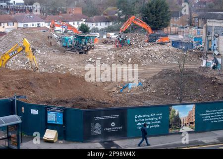 Maidenhead, Berkshire, Großbritannien. 10. März 2023. Der Abriss des ehemaligen beliebten Magnet Freizeitzentrums und des Innenpools im Stadtzentrum von Maidenhead steht kurz vor der Fertigstellung. Der Magnet wird im Rahmen des Maidenhead-Sanierungsprogramms durch 434 Wohnungen ersetzt. Die Abbrucharbeiten finden neben Wohnhäusern statt, und die Bewohner müssen sowohl Lärm als auch Staub von den Abbrucharbeiten ertragen. Kredit: Maureen McLean/Alamy Live News Stockfoto