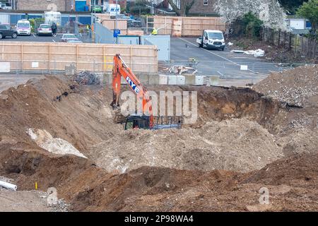 Maidenhead, Berkshire, Großbritannien. 10. März 2023. Der Abriss des ehemaligen beliebten Magnet Freizeitzentrums und des Innenpools im Stadtzentrum von Maidenhead steht kurz vor der Fertigstellung. Der Magnet wird im Rahmen des Maidenhead-Sanierungsprogramms durch 434 Wohnungen ersetzt. Die Abbrucharbeiten finden neben Wohnhäusern statt, und die Bewohner müssen sowohl Lärm als auch Staub von den Abbrucharbeiten ertragen. Kredit: Maureen McLean/Alamy Live News Stockfoto