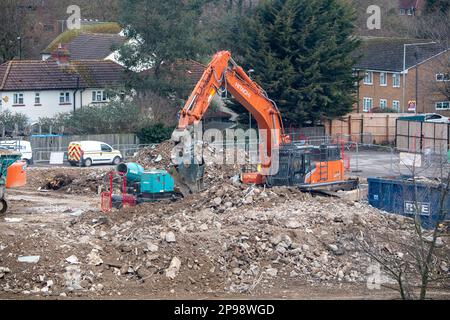 Maidenhead, Berkshire, Großbritannien. 10. März 2023. Der Abriss des ehemaligen beliebten Magnet Freizeitzentrums und des Innenpools im Stadtzentrum von Maidenhead steht kurz vor der Fertigstellung. Der Magnet wird im Rahmen des Maidenhead-Sanierungsprogramms durch 434 Wohnungen ersetzt. Die Abbrucharbeiten finden neben Wohnhäusern statt, und die Bewohner müssen sowohl Lärm als auch Staub von den Abbrucharbeiten ertragen. Kredit: Maureen McLean/Alamy Live News Stockfoto