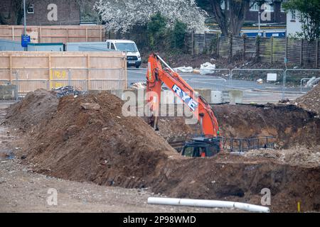 Maidenhead, Berkshire, Großbritannien. 10. März 2023. Der Abriss des ehemaligen beliebten Magnet Freizeitzentrums und des Innenpools im Stadtzentrum von Maidenhead steht kurz vor der Fertigstellung. Der Magnet wird im Rahmen des Maidenhead-Sanierungsprogramms durch 434 Wohnungen ersetzt. Die Abbrucharbeiten finden neben Wohnhäusern statt, und die Bewohner müssen sowohl Lärm als auch Staub von den Abbrucharbeiten ertragen. Kredit: Maureen McLean/Alamy Live News Stockfoto