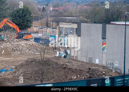 Maidenhead, Berkshire, Großbritannien. 10. März 2023. Der Abriss des ehemaligen beliebten Magnet Freizeitzentrums und des Innenpools im Stadtzentrum von Maidenhead steht kurz vor der Fertigstellung. Der Magnet wird im Rahmen des Maidenhead-Sanierungsprogramms durch 434 Wohnungen ersetzt. Die Abbrucharbeiten finden neben Wohnhäusern statt, und die Bewohner müssen sowohl Lärm als auch Staub von den Abbrucharbeiten ertragen. Kredit: Maureen McLean/Alamy Live News Stockfoto