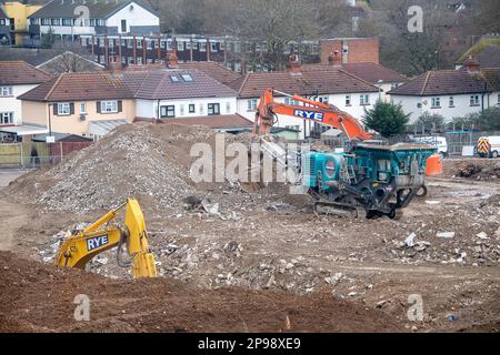 Maidenhead, Berkshire, Großbritannien. 10. März 2023. Der Abriss des ehemaligen beliebten Magnet Freizeitzentrums und des Innenpools im Stadtzentrum von Maidenhead steht kurz vor der Fertigstellung. Der Magnet wird im Rahmen des Maidenhead-Sanierungsprogramms durch 434 Wohnungen ersetzt. Die Abbrucharbeiten finden neben Wohnhäusern statt, und die Bewohner müssen sowohl Lärm als auch Staub von den Abbrucharbeiten ertragen. Kredit: Maureen McLean/Alamy Live News Stockfoto