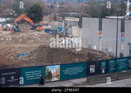 Maidenhead, Berkshire, Großbritannien. 10. März 2023. Der Abriss des ehemaligen beliebten Magnet Freizeitzentrums und des Innenpools im Stadtzentrum von Maidenhead steht kurz vor der Fertigstellung. Der Magnet wird im Rahmen des Maidenhead-Sanierungsprogramms durch 434 Wohnungen ersetzt. Die Abbrucharbeiten finden neben Wohnhäusern statt, und die Bewohner müssen sowohl Lärm als auch Staub von den Abbrucharbeiten ertragen. Kredit: Maureen McLean/Alamy Live News Stockfoto