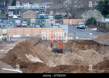 Maidenhead, Berkshire, Großbritannien. 10. März 2023. Der Abriss des ehemaligen beliebten Magnet Freizeitzentrums und des Innenpools im Stadtzentrum von Maidenhead steht kurz vor der Fertigstellung. Der Magnet wird im Rahmen des Maidenhead-Sanierungsprogramms durch 434 Wohnungen ersetzt. Die Abbrucharbeiten finden neben Wohnhäusern statt, und die Bewohner müssen sowohl Lärm als auch Staub von den Abbrucharbeiten ertragen. Kredit: Maureen McLean/Alamy Live News Stockfoto