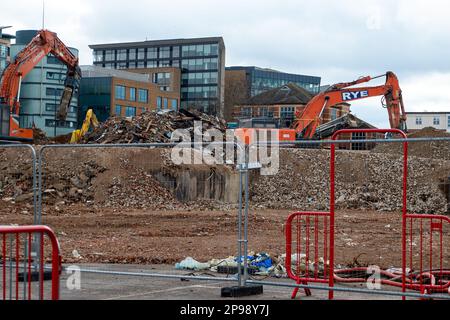 Maidenhead, Berkshire, Großbritannien. 10. März 2023. Der Abriss des ehemaligen beliebten Magnet Freizeitzentrums und des Innenpools im Stadtzentrum von Maidenhead steht kurz vor der Fertigstellung. Der Magnet wird im Rahmen des Maidenhead-Sanierungsprogramms durch 434 Wohnungen ersetzt. Die Abbrucharbeiten finden neben Wohnhäusern statt, und die Bewohner müssen sowohl Lärm als auch Staub von den Abbrucharbeiten ertragen. Kredit: Maureen McLean/Alamy Live News Stockfoto