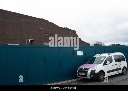 Maidenhead, Berkshire, Großbritannien. 10. März 2023. Der Abriss des ehemaligen beliebten Magnet Freizeitzentrums und des Innenpools im Stadtzentrum von Maidenhead steht kurz vor der Fertigstellung. Der Magnet wird im Rahmen des Maidenhead-Sanierungsprogramms durch 434 Wohnungen ersetzt. Die Abbrucharbeiten finden neben Wohnhäusern statt, und die Bewohner müssen sowohl Lärm als auch Staub von den Abbrucharbeiten ertragen. Kredit: Maureen McLean/Alamy Live News Stockfoto