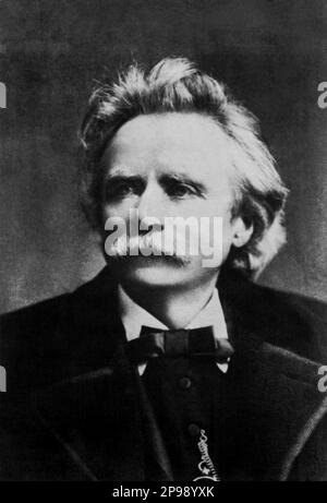 Der gefeierte norvegische Komponist Edvard Hagerup GRIEG ( Bergen 1843 - 1907 ), besonders bekannt für seine Musik für Ibsens SPIELKAMERADEN GYNT , Und für sein Klavierkonzert - Classical - Musica classica - Compositore - Baffi - Schnurrbart - Älterer Mann - uomo anziano vecchio - capelli bianchi - Weißes Haar - Cravatta - Krawatte - papillon - Kragen - colletto - Portrait - Rituto - MUSICA CLASSICA - klassisch - COMPOSITORE - PORTRAIT - RITRATTO - MUSICISTA - MUSICA --- ARCHIVIO GBB Stockfoto