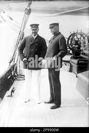 1913 : der Fürst von Monaco ALBERT I ( 1848 - 1922 ) GRIMALDI mit dem deutschen Kaiser WILHELM II ( Guglielmo II ) HOHENZOLLERN , König von Prussen , Kaiser von Deutschland ( 1859 -1941 ) Auf der Yacht METEOR - ALBERTO - Könige - nobili - Nobiltà - Portrait - Rituto - Hut - cappello - Marinekleid des Seemanns - abito Divisa da marinaio - Baffi - Schnurrbart ---- Archivio GBB Stockfoto