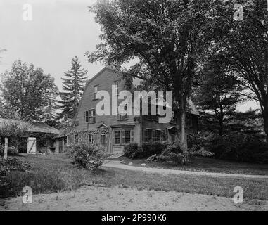 1888 Ca : der amerikanische Schriftsteller Nathaniel HAWTHORNE ( 1804 - 1864 ) , Autor DES SCHARLACHROTEN BUCHSTABENS ( La lettera scarlatta - 1850 ) . Hawthornes alte Villa , Concord , Massachuset , USA - - - SCRITTORE - LETTERATURA - LITERATUR - LETTERATO - Casa - Abitazione - Haus - Haus LETTERATO - SCRITTORE - LETTERATURA - Literatur - Garten - Giardino - ARCHITEKTUR - ARCHITETTURA --- Archivio GBB Stockfoto