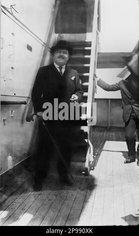 1914 , New York , USA : der in irland geborene amerikanische Komponist VICTOR HERBERT ( 1859 - 1924 ) auf dem Deck des Schiffes Imperator . Herbert , ebenfalls bekannter Cellist und Dirigent , war ein äußerst erfolgreicher Komponist von Operetten wie BABES IN TOYLAND , M.LLE MODISTE . DIE ROTE MÜHLE UND DIE BÖSE MARIETTA. Er komponierte auch viele Instrumentalstücke und große Opern ( darunter NATOMA ) , ohne den Erfolg seiner leichteren Musik zu erreichen . Foto von George H. Van Norman , New York - COMPOSITORE - OPERA LIRICA - OPERETTA - CLASSICA - KLASSISCH - PORTRÄT - RITRATTO - MUSICISTA - MUSICA - b Stockfoto