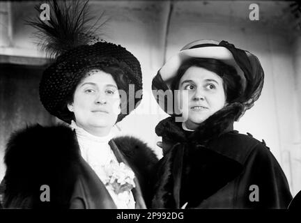 1910 , New York , USA : die gefeierten italienischen Sänger Soprano MARIA LABIA (rechts ) (1880-1953 ) Und das Mezzosoprano DORIA - CANTANTE LIRICA - OPERA - MUSICA CLASSICA - klassisch - Theater - teatro - Portrait - Rituto - hat - cappello - pizzo - Spitze - THEATER - Theater - Theater - Cantante lirica - classica - klassisch - Schleier - Velo - piume - Federn - Aigretten - Pelliccia - Pelz --- Archivio GBB Stockfoto