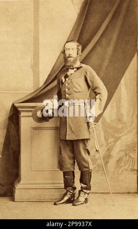 1860 Ca , London , England : der irische Lord THOMAS Heron JONES RANELAGH ( 1812 - 1885 ) , 7. Viscount Ranelagh und Baron Jones von Navan . Foto: Caldesi Blanford , London . - IRLANDA - IRLAND - ENGLAND - GROSSBRITANNIEN - königliche Hoheit - nobili - Nobiltà - Portrait - ritratto - EPOCA VITTORIANA - Regina Vittoria - Queen Victoria - Bart - barba - Militäruniform - Divisa uniforme militare - spada - Schwert - Stivali - Stiefel ---- Archivio GBB Stockfoto