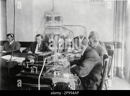 1910 : Marconi Wireless School in New York . Der italienische Wissenschaftler GUGLIELMO MARCONI ( Bologna 1874 - Roma 1937 ) , Erfinder des Grafen ohne Leads , NOBELPREISTRÄGER für Physik 1909 - RADIO - TELEGRAFO SENZA FILI - SCIENZIATO - FISICA - onde Radio - Portrait - ritratto - INVENTORE - INVENZIONE - Erfindung -- - Archivio GBB Stockfoto