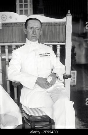 1917 Ca , New York , USA : der italienische Wissenschaftler GUGLIELMO MARCONI ( Bologna 1874 - Roma 1937 ) in Militäruniform, Erfinder der Eleganz ohne Leads , NOBELPREISTRÄGER für Physik 1909 , Senator von Italien ab 1914 , Präsident von CNR ( Centro Nazionale Ricerche ) ab 1928 und Accademia d'Italia ab 1930 . - TELEGRAFO - SCIENZIATO - FISICA - premio - onde Radio - Kragen - colletto - Portrait - Rituto - INVENTORE - INVENZIONE - Erfindung - uniforme divisa militare della Marina - dito ingessato - erster Weltkrieg - ERSTER WELTKRIEG - GROSSER KRIEG - GRANDE GUERRA - PRIMA GUERRA MONDIALE - Stockfoto