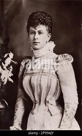 1900 Ca , London , England : die zukünftige Königin MARY ( geboren Prinzessin von Teck , 1867 - 1953 ) , Mutter zweier Könige von Großbritannien : Edward VIII und George VI King . Foto: Lafayette , London . Verheiratet mit König GEORGE V. aus dem Vereinigten Königreich ( Prince of Cornwall and York , 1865 - 1936 ) . War die erste britische Königsfamilie des Hauses Windsor, das er aus der britischen Zweigstelle des Deutschen Hauses Sachsen-Coburg-Gotha schuf. George war nicht nur König des Vereinigten Königreichs und der Commonwealth-Reiche, sondern auch Kaiser von Indien und erster König der Irischen Freien St. Stockfoto