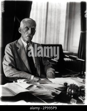 1929 , Washington , USA : der amerikanische Politiker und Finanzminister ANDREW WILLIAM MELLON ( 1855 - 1937 ) - USA - ritratto - Portrait - Cravatta - Krawatte - Halsband - colletto - VEREINIGTE STAATEN - UNITI - Baffi - Schnurrbart - POLITICA - POLITISCH - FINANZA - FINANZIERE - Schreibtisch - scrittoio - scrivania ---- Archivio GBB Stockfoto