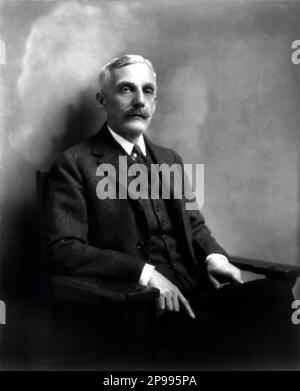 1929 Ca , Washington , USA : der amerikanische Politiker und Finanzminister ANDREW WILLIAM MELLON ( 1855 - 1937 ) . Foto von Trinity Court Studio - USA - Rituto - Portrait - Cravatta - Krawatte - Halsband - colletto - VEREINIGTE STAATEN - UNITI - Baffi - Schnurrbart - POLITICA - POLITIC - FINANZA - FINANZIERE - Desk - scrittoio - scrivania --- Archivio GBB Stockfoto