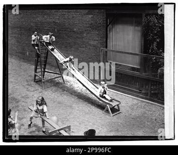 1921 , USA : eine amerikanische Montessori-Schule . MARIA MONTESSORI ( Chiaravalle , Ancona , 1970 - Noordwijk , Nederland , 1952 ) war eine italienische Erziehungs - und Pädagogistin . - Foto storiche - foto storica - Portrait - ritratto - PEDAGOGIA - PEDAGOGO - Pedagoga - EDUCATORE - EDUCAZIONE - EDUCATRICE - bambino - Bambini - Kind - Kinder - Schule - scuola - Play - gioco - scivolo - divimento - Fun CHILZIA - GBB Stockfoto