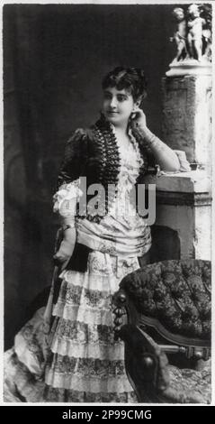 1870 Ca , Paris , Frankreich : der gefeierte italienische Sänger Soprano ADELINA PATTI ( Madrid , Spanien 1843 - Craig-y-Nos Castle 1919 ) , Debütantin in New York im Alter von 16 Jahren nur in Lucia von Lammermour von Gaetano Donizetti , Berühmt für das Repertoir des italienischen Komponisten Rossini , Bellini und Giuseppe Verdi - CANTANTE LIRICA - OPER - MUSICA CLASSICA - Klassik - Theater - teatro - Portrait - Rituto - colletto - Kragen - Chignon - pizzo - Spitze - THEATER - Theater - Theater - TEATRO - OPER - Cantante lirica - Klassik - Handschuhe - Guanti - Archivio GBB Stockfoto