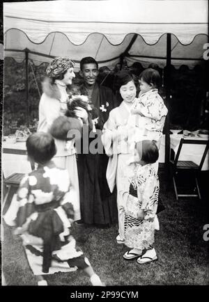 1915 Ca , New York , USA : die berühmteste russische Tänzerin ANNA PAVLOVA ( Pavlovna 1881 - 1931 ) mit dem japanischen Botschafter Viscount MISHIMA und seiner Familie . - DJAGILEV - Nijinski - Nijinsky - TANZ - DANZA - Ballerina - BALLETS RUSSES - BALLETTO - TEATRO - BALLERINA - TÄNZER - DIVA - DIVINA - THEATER - Theater - Theatre - ambasciatore - Garten - Giardino - Kinder - Bambini - Giappone - GBB-Archivio - GBB Stockfoto