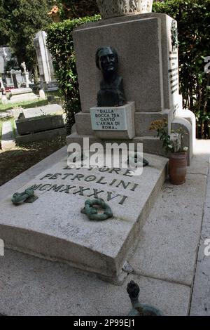 2007 , Rom , ITALIEN : das Grab des italienischen Schauspielers und Spielautors ETTORE PETROLINI ( Roma 1886 - 1936 ) , Cimitero del Verano . Foto von Giovanbattista BRAMBILLA .- TEATRO - THEATER - Theater - Attore teatrale - Drammaturgo - monumento funebre - statua - Statue - Denkmal - tomba - Grabmal - Lapide - cimitero - Zementerie - camposanto -- Archivio GBB Stockfoto