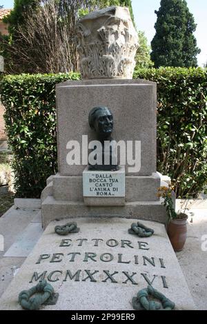 2007 , Rom , ITALIEN : das Grab des italienischen Schauspielers und Spielautors ETTORE PETROLINI ( Roma 1886 - 1936 ) , Cimitero del Verano . Foto: Giovanbattista BRAMBILLA - TEATRO - THEATER - Theater - Atore Teatrale - Drammaturgo - monumento funebre - statua - Statue - Denkmal - tomba - Grab - Lapide - cimitero - Zementerie - camposanto -- Archivio GBB Stockfoto