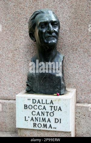 2007 , Rom , Italien : das Grab des italienischen Schauspielers und Spielautors ETTORE PETROLINI ( Roma 1886 - 1936 ) , Cimitero del Verano . Foto: Giovanbattista BRAMBILLA - TEATRO - THEATER - Theater - Attore teatrale - Drammaturgo - monumento funebre - statua - Statue - Denkmal - tomba - Grab - Lapide - cimitero - Zementerie - camposanto - busto - Büste - Bildhauerei -- Archivio GBB Stockfoto