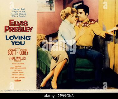 1957 : das Werbetoster für den Film LOVING YOU von Hal Kanter mit ELVIS PRESLEY und Jana Lund - FILM - KINO - Poster pubblicitario - Poster - Werbung - locandina - umarmen - abbraccio --- Archivio GBB Stockfoto