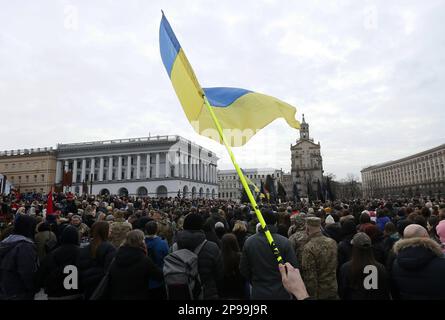 Kiew, Ukraine. 10. März 2023. Eine Person schwenkt während einer Gedenkfeier für Dmytro Kotsiubailo, bekannt als Da Vinci, Hero der Ukraine, ukrainischer Freiwilliger und Soldat in Kiew, mit der ukrainischen Flagge. Dmytro Kotsiubailo wurde vor drei Tagen bei einem Kampf gegen russische Truppen an der Front nahe Bakhmut getötet. (Foto: Pavlo Gonchar/SOPA Images/Sipa USA) Guthaben: SIPA USA/Alamy Live News Stockfoto