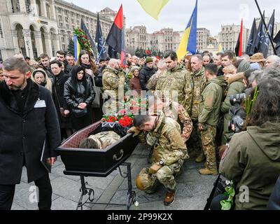 10. März 2023, Kiew, Ukraine: (ANMERKUNG DER REDAKTION: Bild zeigt den Tod).Menschen zollen ihren Respekt rund um den Sarg mit dem Körper des ukrainischen Soldaten Dmytro Kotsiubailo bekannt als ''Da Vinci'' während der Bestattungszeremonie auf dem Unabhängigkeitsplatz im Zentrum Kiews. Dmytro Kotsiubailo, 27, Kommandeur des Bataillons "Da Vinci Wolves", wurde in den Schlachten bei Bakhmut tödlich verwundet. 2021 verlieh der ukrainische Präsident Wolodymyr Zelensky dem Freiwilligen, dem Befehlshaber einer Angriffsfirma, Dmytro Kotsiubailo, den Titel „Held der Ukraine“. (Kreditbild: © Sergei Chuzavkov/SOPA Bilder via ZUMA Stockfoto