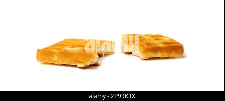 Zerbrochene belgische Waffel isoliert, quadratischer Waffelkuchen, weiche Golden Belgium Waffles Bites, Wafer Biscuit Frühstück auf weißem Hintergrund Top View Stockfoto