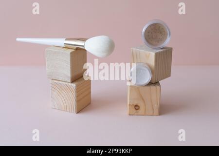Kosmetikschirme Kompaktes und lockeres mineralisches Gesichtspulver und Make-up-Pinsel – Konzept für umweltfreundliche Make-up-Produkte Stockfoto