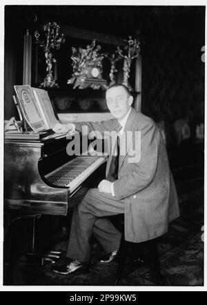 1921 , New York , USA : der russische Musikkomponist und Pianist SERGEI RACHMANINOFF ( Sergej Vasil'evic Rahmaninov - Sergej Wassiljewitsch Rachmaninov ) (Velikij Novgorod, Russland 1873 – Beverly Hills, USA 1943 ) . Er hatte großen Erfolg mit der Oper ALEKO , vier Klavierkonzerten und vielen anderen Werken . Er war einer der größten Pianisten seiner Zeit. Foto von Bain , New York - PIANISTA - COMPOSITORE - OPERA LIRICA - CLASSICA - KLASSISCH - PORTRAIT - RITRATTO - MUSICISTA - MUSICA - Pianoforte - Klavier - CRAVATTA - TIE - - - ARCHIVIO GBB Stockfoto