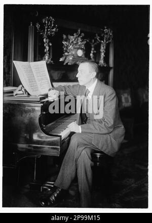 1921 , New York , USA : der russische Musikkomponist und Pianist SERGEI RACHMANINOFF ( Sergej Vasil'evic Rahmaninov - Sergej Wassiljewitsch Rachmaninov ) (Velikij Novgorod, Russland 1873 – Beverly Hills, USA 1943 ) . Er hatte großen Erfolg mit der Oper ALEKO , vier Klavierkonzerten und vielen anderen Werken . Er war einer der größten Pianisten seiner Zeit. Foto von Bain , New York - PIANISTA - COMPOSITORE - OPERA LIRICA - CLASSICA - KLASSISCH - PORTRAIT - RITRATTO - MUSICISTA - MUSICA - Pianoforte - Piano - CRAVATTA - TIE - profilo - Profil - ARCHIVIO GBB Stockfoto