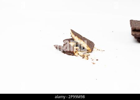 Broken Chocolate Biscuit Isolated, Black Quadratic Cookie, Dark Soft Biscuits, Square Butter Cookies, Fresh Sweet Cocoa Cracker auf weißem Hintergrund Stockfoto