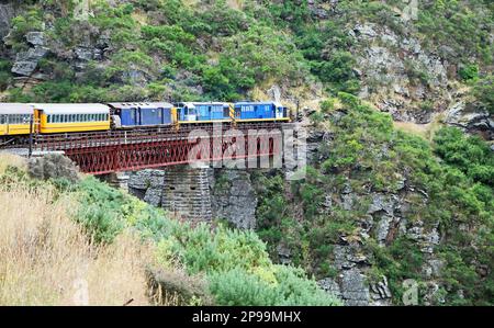 Zug auf einem Viadukt - Taieri Gorge - Neuseeland Stockfoto