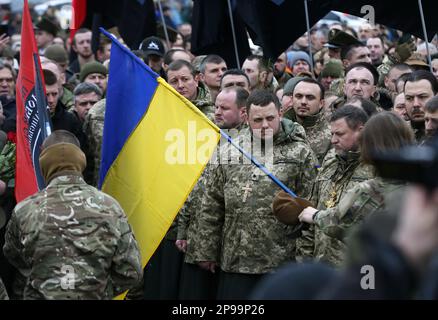 Kiew, Ukraine. 10. März 2023. Militärkaplan besucht eine Gedenkfeier für Dmytro Kotsiubailo, bekannt als Da Vinci, Hero der Ukraine, ukrainischer Freiwilliger und Soldat in Kiew. Dmytro Kotsiubailo wurde vor drei Tagen bei einem Kampf gegen russische Truppen an der Front nahe Bakhmut getötet. (Kreditbild: © Pavlo Gonchar/SOPA Images via ZUMA Press Wire) NUR REDAKTIONELLE VERWENDUNG! Nicht für den kommerziellen GEBRAUCH! Stockfoto