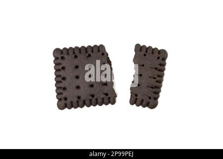 Broken Chocolate Biscuit Isolated, Black Quadratic Cookie, Dark Soft Biscuits, Square Butter Cookies, Fresh Sweet Cocoa Cracker auf weißem Hintergrund zu Stockfoto