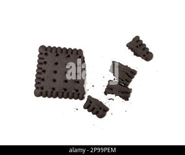 Broken Chocolate Biscuit Isolated, Black Crumbled Cookie, Dark Biscuit Pieces, Square Butter Cookies Bites, Fresh Sweet Sweet Cocoa Cracker Crumbs on White Stockfoto