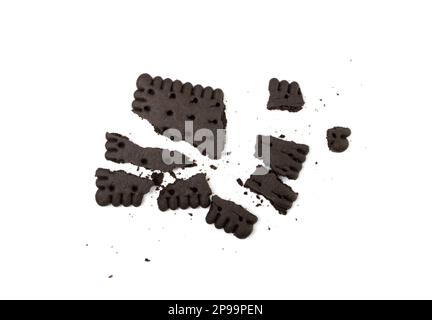 Broken Chocolate Biscuit Isolated, Black Crumbled Cookie, Dark Biscuit Pieces, Square Butter Cookies Bites, Fresh Sweet Sweet Cocoa Cracker Crumbs on White Stockfoto