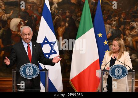 Rom, Italien. 10. März 2023. Der italienische Premierminister Giorgia Meloni (R) und der israelische Premierminister Benjamin Netanjahu nehmen am 10. März 2023 an einer Pressekonferenz in Rom (Italien) Teil. Netanjahu versprach bei seinem Besuch in der italienischen Hauptstadt am Freitag, dem von Energiehungern verhungerten Italien bei der Umwandlung in ein regionales Energiezentrum zu helfen. Kredit: Alberto Lingria/Xinhua/Alamy Live News Stockfoto