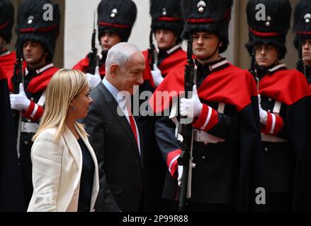 Rom, Italien. 10. März 2023. Der italienische Premierminister Giorgia Meloni (L, Front) und der israelische Premierminister Benjamin Netanjahu (R, Front) überprüfen am 10. März 2023 eine Ehrenwache in Rom, Italien. Netanjahu versprach bei seinem Besuch in der italienischen Hauptstadt am Freitag, dem von Energiehungern verhungerten Italien bei der Umwandlung in ein regionales Energiezentrum zu helfen. Kredit: Alberto Lingria/Xinhua/Alamy Live News Stockfoto