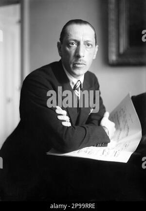 1920 Ca , New York , USA : der russische Musikkomponist IGOR STRAVINSKY ( 1882 - 1971 ) . Besonders gefeiert für seine gewagten Ballette von FEUERVOGEL ( L'uccello di fuoco ) , PETROUCHKA ( Petruska ) und DEM FRÜHLINGSRITUS ( La saga della primavera ) , Er komponierte eine Vielzahl innovativer Werke , die ihn zu einem der wichtigsten Trendsetter des 20. . Jahrhunderts machten . - BALLETS RUSSES von DIAGHILEV - Diagilev - COMPOSITORE - OPERA LIRICA - CLASSICA - KLASSISCH - PORTRAIT - RITRATTO - MUSICISTA - MUSICA - Kragen - colletto - CRAVATTA - KRAWATTE - Baffi - Schnurrbart - Spoartito - Archivi Stockfoto